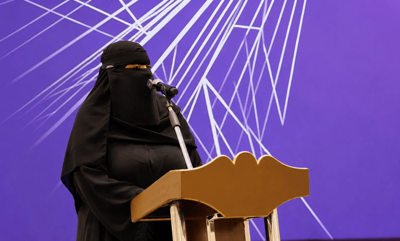 جهير بنت خالد البخيت تلقي كلمة خلال حفل تدشين الهوية البصرية الجديدة للجمعية السعودية للفنون التشكيلية